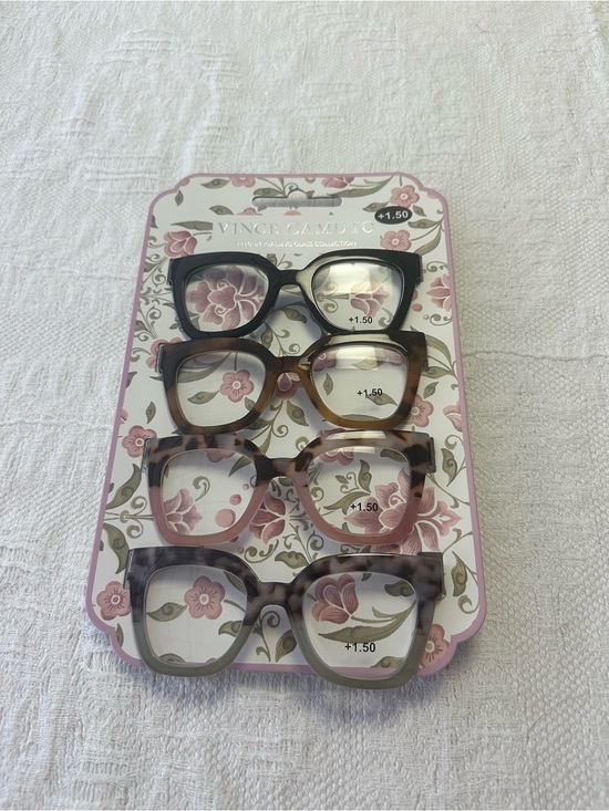 Vince Camuto Accessories - 1+ readers